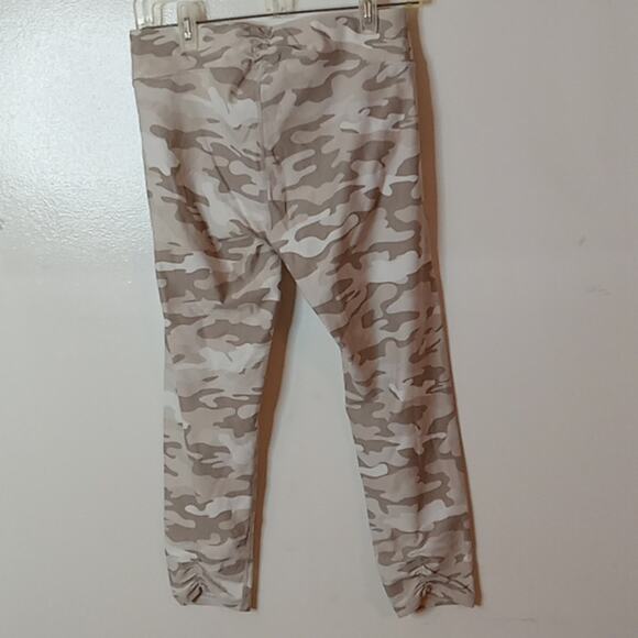 Calvin Klein Performance Wick tan camo Capri leggings. Large - Picture 4 of 8